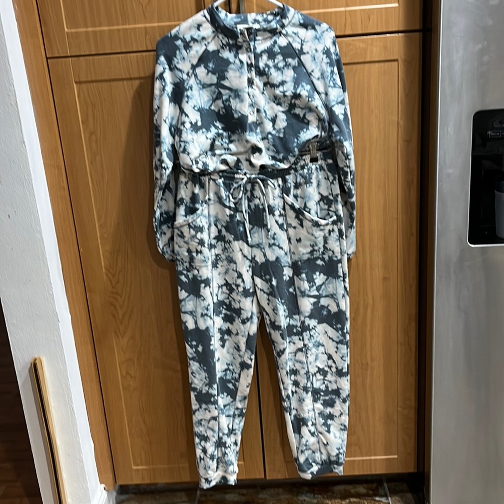 URBAN ROMANTICS | two piece tie dye jogger set